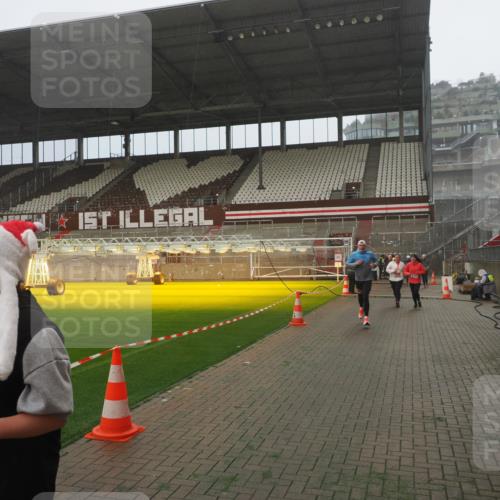 07.12.2025 - St. Pauli X-Mass-Run No. 15 Fabian Wolf http://msf.ph/oto/9372812 07.12.2025 10:11:47 Ziel 670, 2906, 2909, 3085, 3761, 3767, 3909, 3935 meine-sportfotos.de