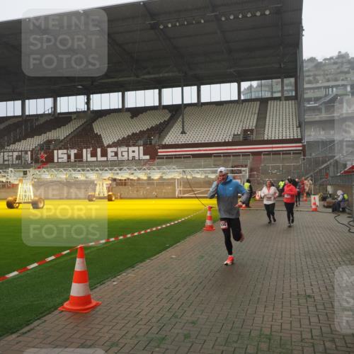 07.12.2025 - St. Pauli X-Mass-Run No. 15 Fabian Wolf http://msf.ph/oto/9372815 07.12.2025 10:11:48 Ziel 670, 1687, 2906, 2909, 3085, 3761, 3767, 3909, 3932, 3935 meine-sportfotos.de