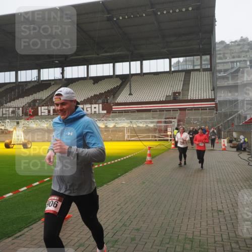 07.12.2025 - St. Pauli X-Mass-Run No. 15 Fabian Wolf http://msf.ph/oto/9372821 07.12.2025 10:11:49 Ziel 670, 1687, 2906, 2909, 3085, 3761, 3767, 3909, 3932, 3935 meine-sportfotos.de