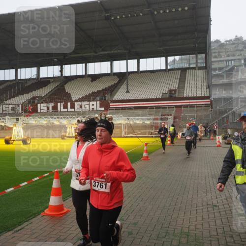 07.12.2025 - St. Pauli X-Mass-Run No. 15 Fabian Wolf http://msf.ph/oto/9372835 07.12.2025 10:11:53 Ziel 670, 756, 1687, 1688, 2906, 3761, 3767, 3909, 3932, 3935 meine-sportfotos.de