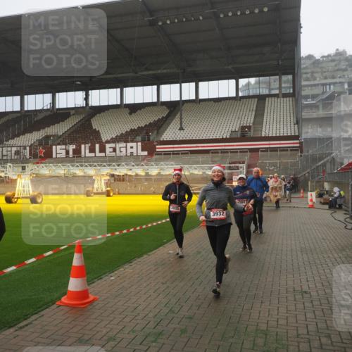 07.12.2025 - St. Pauli X-Mass-Run No. 15 Fabian Wolf http://msf.ph/oto/9372839 07.12.2025 10:11:57 Ziel 756, 1687, 1688, 1833, 2177, 2906, 3761, 3767, 3870, 3932, 3935 meine-sportfotos.de