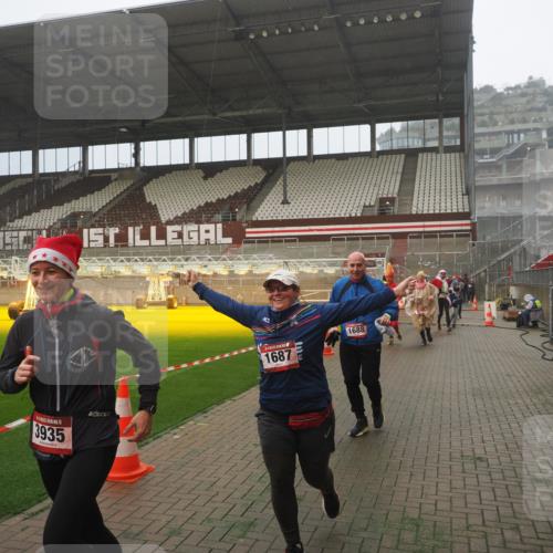 07.12.2025 - St. Pauli X-Mass-Run No. 15 Fabian Wolf http://msf.ph/oto/9372850 07.12.2025 10:11:59 Ziel 756, 1389, 1687, 1688, 1833, 2177, 2906, 3761, 3767, 3870, 3932, 3935, 4658 meine-sportfotos.de