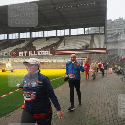 07.12.2025 - St. Pauli X-Mass-Run No. 15 Fabian Wolf http://msf.ph/oto/9372853 07.12.2025 10:11:59 Ziel 756, 1389, 1687, 1688, 1833, 2177, 2906, 3761, 3767, 3870, 3932, 3935, 4658 meine-sportfotos.de