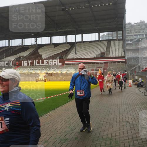 07.12.2025 - St. Pauli X-Mass-Run No. 15 Fabian Wolf http://msf.ph/oto/9372854 07.12.2025 10:12:00 Ziel 756, 1389, 1687, 1688, 1833, 2177, 2906, 3761, 3767, 3870, 3932, 3935, 4658 meine-sportfotos.de