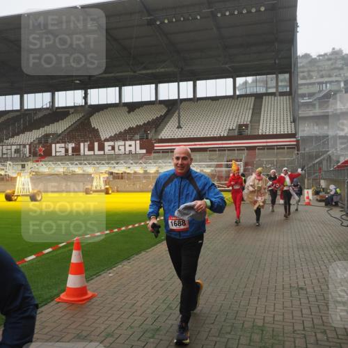 07.12.2025 - St. Pauli X-Mass-Run No. 15 Fabian Wolf http://msf.ph/oto/9372855 07.12.2025 10:12:00 Ziel 756, 1389, 1687, 1688, 1833, 2177, 2906, 3761, 3767, 3870, 3932, 3935, 4658 meine-sportfotos.de