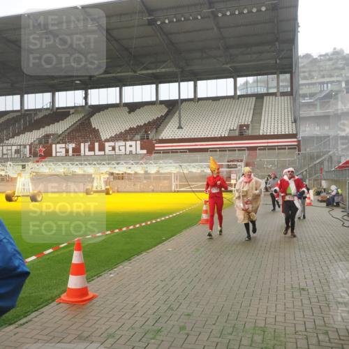 07.12.2025 - St. Pauli X-Mass-Run No. 15 Fabian Wolf http://msf.ph/oto/9372861 07.12.2025 10:12:01 Ziel 756, 1389, 1687, 1688, 1833, 2177, 2906, 3761, 3767, 3870, 3932, 3935, 4658 meine-sportfotos.de