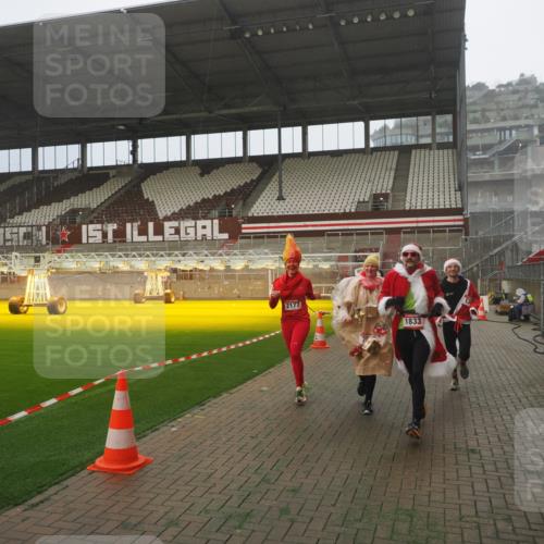 07.12.2025 - St. Pauli X-Mass-Run No. 15 Fabian Wolf http://msf.ph/oto/9372866 07.12.2025 10:12:02 Ziel 756, 1389, 1687, 1688, 1833, 2177, 2906, 3761, 3767, 3870, 3932, 3935, 4658 meine-sportfotos.de