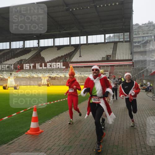 07.12.2025 - St. Pauli X-Mass-Run No. 15 Fabian Wolf http://msf.ph/oto/9372869 07.12.2025 10:12:03 Ziel 756, 1389, 1526, 1687, 1688, 1833, 2177, 2906, 3767, 3870, 3932, 3935, 4658 meine-sportfotos.de