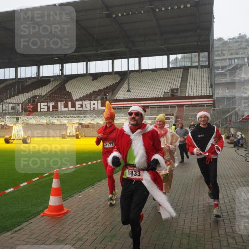 07.12.2025 - St. Pauli X-Mass-Run No. 15 Fabian Wolf http://msf.ph/oto/9372870 07.12.2025 10:12:03 Ziel 756, 1389, 1526, 1687, 1688, 1833, 2177, 2906, 3767, 3870, 3932, 3935, 4658 meine-sportfotos.de