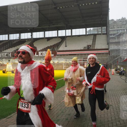 07.12.2025 - St. Pauli X-Mass-Run No. 15 Fabian Wolf http://msf.ph/oto/9372872 07.12.2025 10:12:03 Ziel 756, 1389, 1526, 1687, 1688, 1833, 2177, 2906, 3767, 3870, 3932, 3935, 4658 meine-sportfotos.de