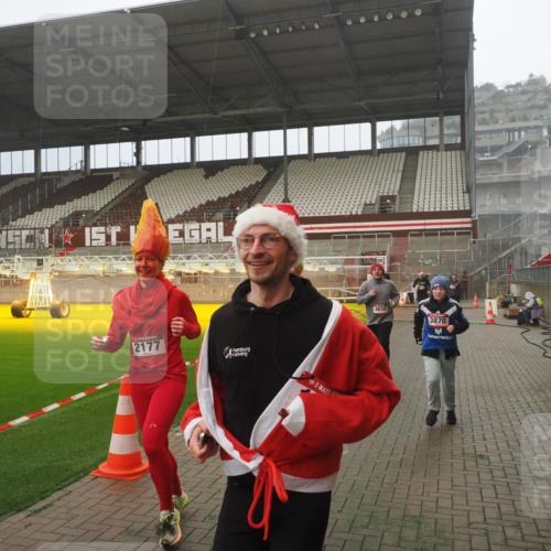07.12.2025 - St. Pauli X-Mass-Run No. 15 Fabian Wolf http://msf.ph/oto/9372874 07.12.2025 10:12:04 Ziel 756, 1389, 1526, 1687, 1688, 1833, 2177, 2906, 3870, 3932, 3935, 4658 meine-sportfotos.de