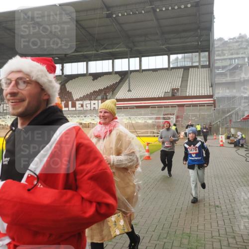07.12.2025 - St. Pauli X-Mass-Run No. 15 Fabian Wolf http://msf.ph/oto/9372875 07.12.2025 10:12:04 Ziel 756, 1389, 1526, 1687, 1688, 1833, 2177, 2906, 3870, 3932, 3935, 4658 meine-sportfotos.de
