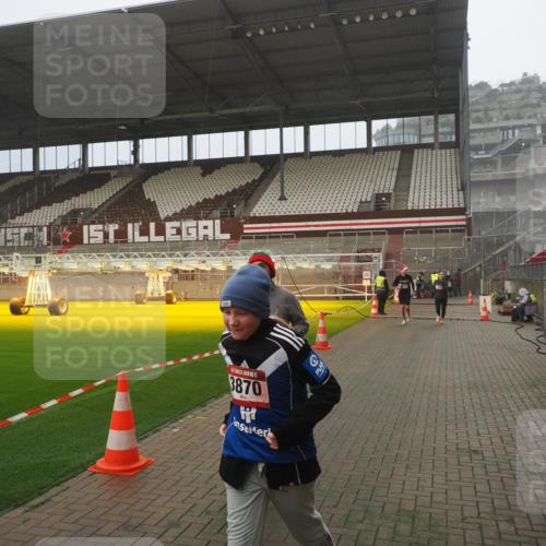 07.12.2025 - St. Pauli X-Mass-Run No. 15 Fabian Wolf http://msf.ph/oto/9372879 07.12.2025 10:12:05 Ziel 756, 1389, 1526, 1687, 1688, 1833, 2177, 3870, 3932, 3935, 4658 meine-sportfotos.de