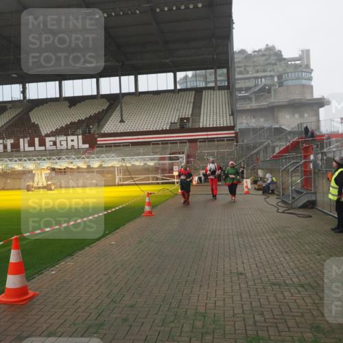 07.12.2025 - St. Pauli X-Mass-Run No. 15 Fabian Wolf http://msf.ph/oto/9372896 07.12.2025 10:12:22 Ziel 1070, 1072, 1074, 1077, 1526 meine-sportfotos.de