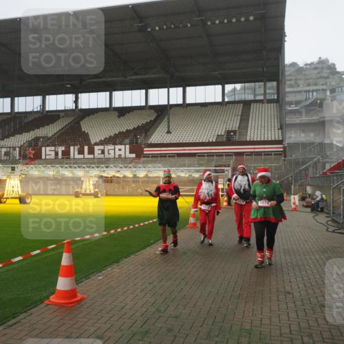 07.12.2025 - St. Pauli X-Mass-Run No. 15 Fabian Wolf http://msf.ph/oto/9372900 07.12.2025 10:12:28 Ziel 1070, 1072, 1074, 1077, 2758, 2760, 2770, 3585 meine-sportfotos.de