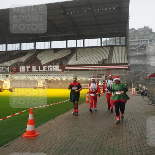 07.12.2025 - St. Pauli X-Mass-Run No. 15 Fabian Wolf http://msf.ph/oto/9372901 07.12.2025 10:12:28 Ziel 1070, 1072, 1074, 1077, 2758, 2760, 2770, 3585 meine-sportfotos.de