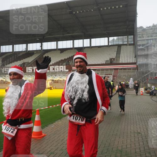 07.12.2025 - St. Pauli X-Mass-Run No. 15 Fabian Wolf http://msf.ph/oto/9372919 07.12.2025 10:12:32 Ziel 1070, 1072, 1074, 1077, 2758, 2760, 2770, 3585 meine-sportfotos.de