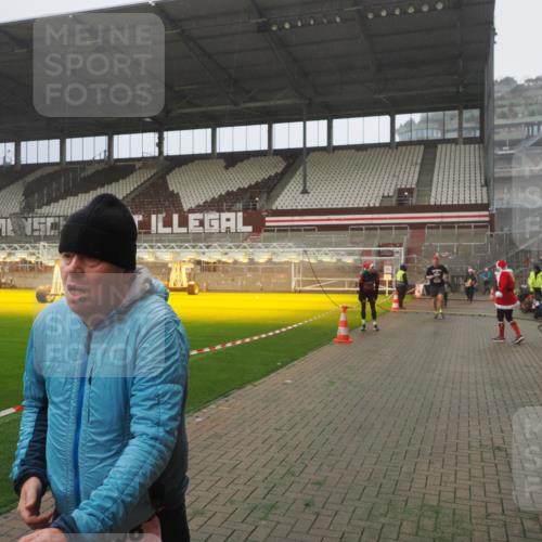 07.12.2025 - St. Pauli X-Mass-Run No. 15 Fabian Wolf http://msf.ph/oto/9372975 07.12.2025 10:12:58 Ziel 9, 18, 80, 938, 1397, 2687, 2712, 3040, 4487 meine-sportfotos.de