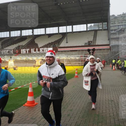 07.12.2025 - St. Pauli X-Mass-Run No. 15 Fabian Wolf http://msf.ph/oto/9373017 07.12.2025 10:13:16 Ziel 1044, 1062, 1126, 1220, 1733, 2711, 2712, 3588, 3589, 4081, 4082, 4083, 4664 meine-sportfotos.de
