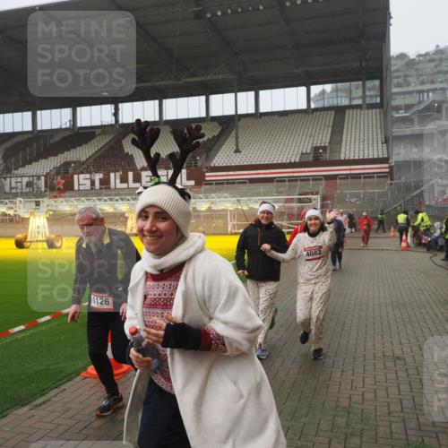 07.12.2025 - St. Pauli X-Mass-Run No. 15 Fabian Wolf http://msf.ph/oto/9373023 07.12.2025 10:13:17 Ziel 1044, 1062, 1126, 1220, 1733, 2711, 2712, 3588, 3589, 4081, 4082, 4083, 4664 meine-sportfotos.de