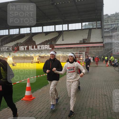07.12.2025 - St. Pauli X-Mass-Run No. 15 Fabian Wolf http://msf.ph/oto/9373026 07.12.2025 10:13:17 Ziel 1044, 1062, 1126, 1220, 1733, 2711, 2712, 3588, 3589, 4081, 4082, 4083, 4664 meine-sportfotos.de