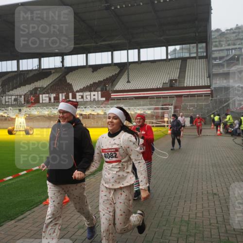 07.12.2025 - St. Pauli X-Mass-Run No. 15 Fabian Wolf http://msf.ph/oto/9373028 07.12.2025 10:13:18 Ziel 1044, 1062, 1126, 1220, 1733, 2711, 2712, 3588, 3589, 4081, 4082, 4083, 4664 meine-sportfotos.de