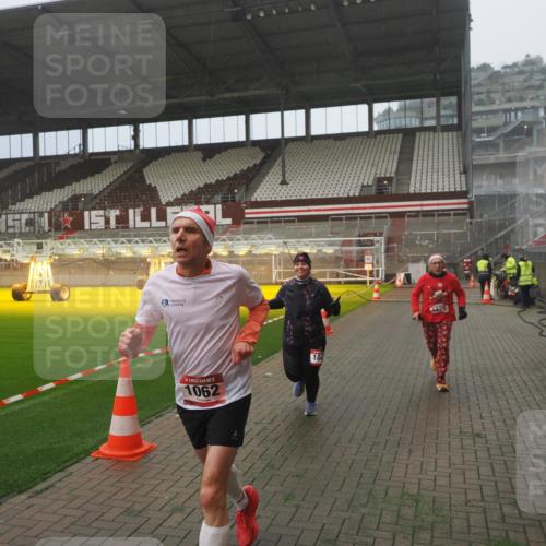 07.12.2025 - St. Pauli X-Mass-Run No. 15 Fabian Wolf http://msf.ph/oto/9373036 07.12.2025 10:13:22 Ziel 1044, 1062, 1126, 1220, 3588, 3589, 4081, 4082, 4083, 4664 meine-sportfotos.de