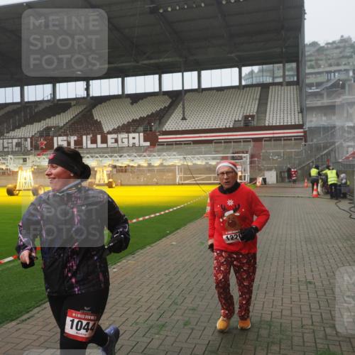 07.12.2025 - St. Pauli X-Mass-Run No. 15 Fabian Wolf http://msf.ph/oto/9373043 07.12.2025 10:13:24 Ziel 1044, 1062, 1126, 1220, 3589, 4081, 4082, 4083, 4664 meine-sportfotos.de