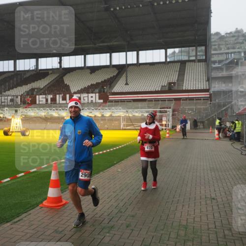 07.12.2025 - St. Pauli X-Mass-Run No. 15 Fabian Wolf http://msf.ph/oto/9373052 07.12.2025 10:13:37 Ziel 88, 970, 1699, 2905 meine-sportfotos.de
