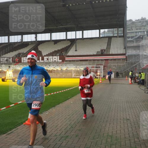 07.12.2025 - St. Pauli X-Mass-Run No. 15 Fabian Wolf http://msf.ph/oto/9373053 07.12.2025 10:13:37 Ziel 88, 970, 1699, 2905 meine-sportfotos.de