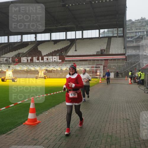 07.12.2025 - St. Pauli X-Mass-Run No. 15 Fabian Wolf http://msf.ph/oto/9373056 07.12.2025 10:13:38 Ziel 88, 970, 1699, 2905 meine-sportfotos.de