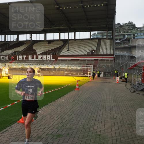 07.12.2025 - St. Pauli X-Mass-Run No. 15 Fabian Wolf http://msf.ph/oto/9373138 07.12.2025 09:50:14 Ziel 1896 meine-sportfotos.de