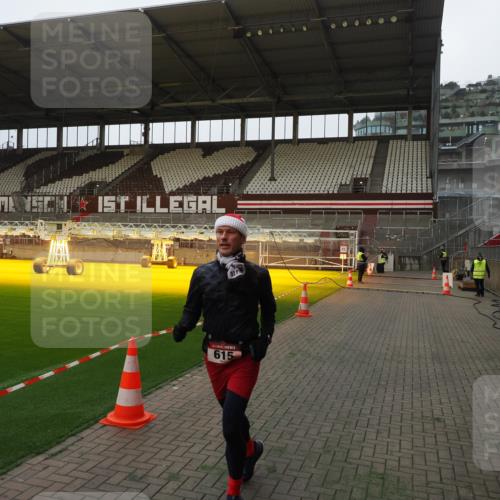 07.12.2025 - St. Pauli X-Mass-Run No. 15 Fabian Wolf http://msf.ph/oto/9373161 07.12.2025 09:51:02 Ziel 615, 2224 meine-sportfotos.de