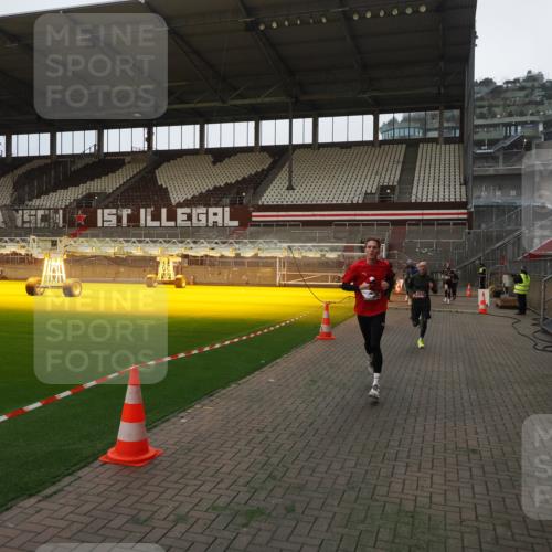 07.12.2025 - St. Pauli X-Mass-Run No. 15 Fabian Wolf http://msf.ph/oto/9373167 07.12.2025 09:51:16 Ziel 13, 615, 1258, 2135, 2646, 3110, 4273 meine-sportfotos.de