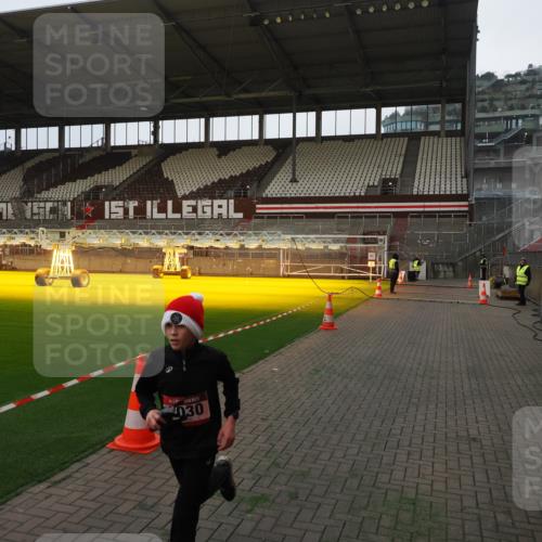 07.12.2025 - St. Pauli X-Mass-Run No. 15 Fabian Wolf http://msf.ph/oto/9373210 07.12.2025 09:51:23 Ziel 13, 1258, 2030, 2135, 2646, 3110, 4273 meine-sportfotos.de