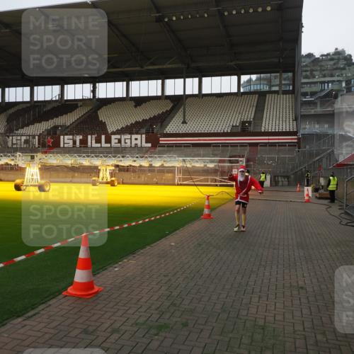 07.12.2025 - St. Pauli X-Mass-Run No. 15 Fabian Wolf http://msf.ph/oto/9373239 07.12.2025 09:51:47 Ziel 1117, 1893, 2178, 2494 meine-sportfotos.de