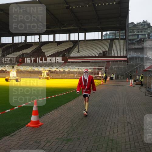 07.12.2025 - St. Pauli X-Mass-Run No. 15 Fabian Wolf http://msf.ph/oto/9373247 07.12.2025 09:51:50 Ziel 1117, 2178, 2494 meine-sportfotos.de