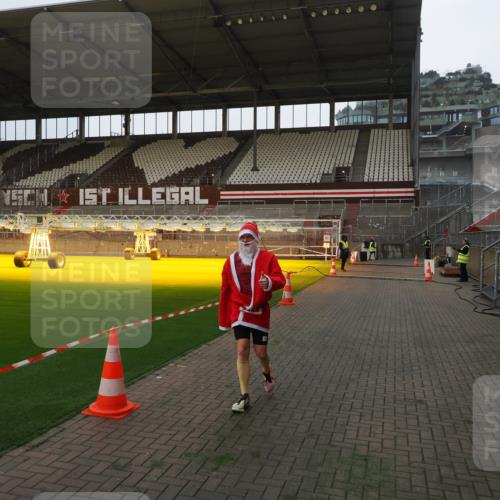 07.12.2025 - St. Pauli X-Mass-Run No. 15 Fabian Wolf http://msf.ph/oto/9373251 07.12.2025 09:51:51 Ziel 1117, 2178, 2494 meine-sportfotos.de