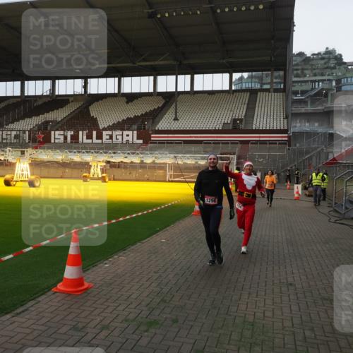 07.12.2025 - St. Pauli X-Mass-Run No. 15 Fabian Wolf http://msf.ph/oto/9373257 07.12.2025 09:52:24 Ziel 154, 1296, 2034 meine-sportfotos.de