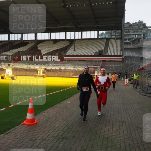 07.12.2025 - St. Pauli X-Mass-Run No. 15 Fabian Wolf http://msf.ph/oto/9373260 07.12.2025 09:52:25 Ziel 154, 195, 1296, 2034 meine-sportfotos.de
