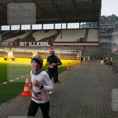 07.12.2025 - St. Pauli X-Mass-Run No. 15 Fabian Wolf http://msf.ph/oto/9373282 07.12.2025 09:52:33 Ziel 154, 195, 1052, 1296, 2034 meine-sportfotos.de