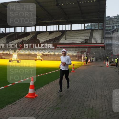 07.12.2025 - St. Pauli X-Mass-Run No. 15 Fabian Wolf http://msf.ph/oto/9373294 07.12.2025 09:52:49 Ziel 1241 meine-sportfotos.de