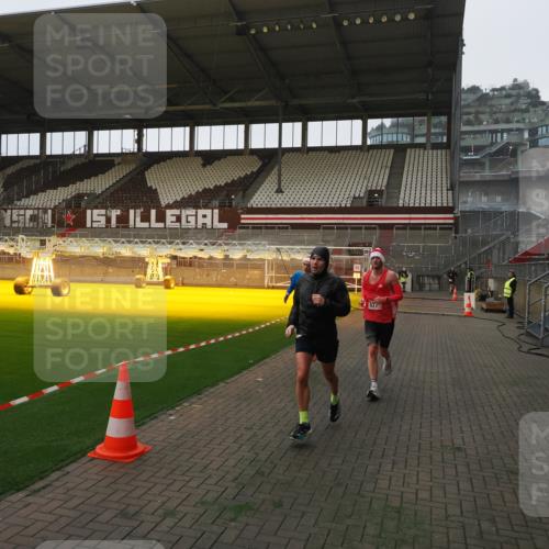 07.12.2025 - St. Pauli X-Mass-Run No. 15 Fabian Wolf http://msf.ph/oto/9373314 07.12.2025 09:53:00 Ziel 937, 1241, 1874 meine-sportfotos.de