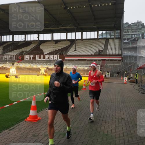 07.12.2025 - St. Pauli X-Mass-Run No. 15 Fabian Wolf http://msf.ph/oto/9373318 07.12.2025 09:53:00 Ziel 937, 1241, 1874 meine-sportfotos.de