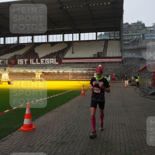 07.12.2025 - St. Pauli X-Mass-Run No. 15 Fabian Wolf http://msf.ph/oto/9373382 07.12.2025 09:53:48 Ziel 96, 115, 4050, 4061, 4062 meine-sportfotos.de