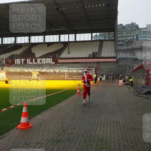 07.12.2025 - St. Pauli X-Mass-Run No. 15 Fabian Wolf http://msf.ph/oto/9373391 07.12.2025 09:53:53 Ziel 1598, 4050, 4061, 4062 meine-sportfotos.de
