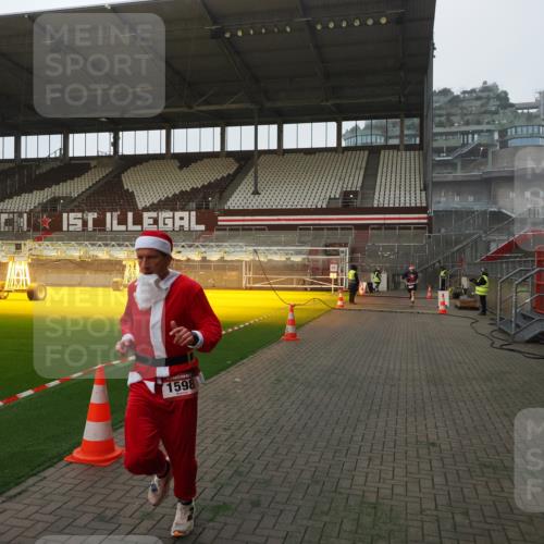 07.12.2025 - St. Pauli X-Mass-Run No. 15 Fabian Wolf http://msf.ph/oto/9373399 07.12.2025 09:53:55 Ziel 1598, 2651, 4050, 4061, 4062 meine-sportfotos.de