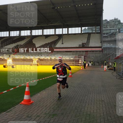 07.12.2025 - St. Pauli X-Mass-Run No. 15 Fabian Wolf http://msf.ph/oto/9373407 07.12.2025 09:54:00 Ziel 1598, 2651, 4061, 4062 meine-sportfotos.de