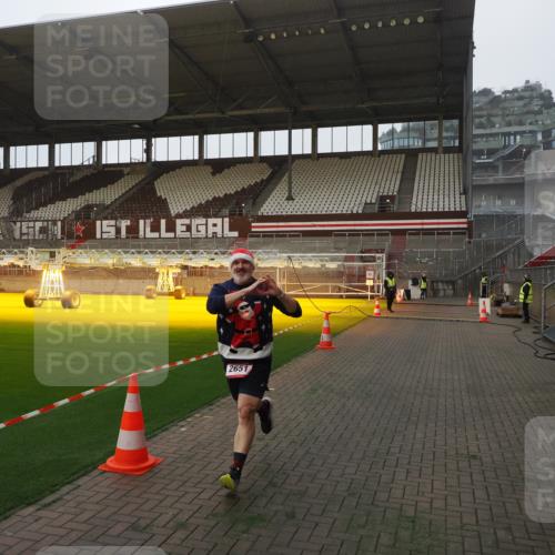07.12.2025 - St. Pauli X-Mass-Run No. 15 Fabian Wolf http://msf.ph/oto/9373409 07.12.2025 09:54:00 Ziel 1598, 2651, 4061, 4062 meine-sportfotos.de