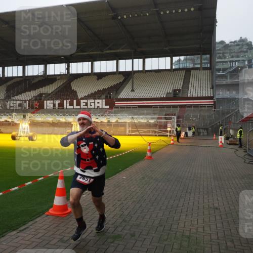 07.12.2025 - St. Pauli X-Mass-Run No. 15 Fabian Wolf http://msf.ph/oto/9373411 07.12.2025 09:54:01 Ziel 1598, 2651, 4061, 4062 meine-sportfotos.de